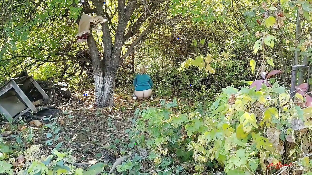 Atrapó a Una Chica Desconocida En La Dacha Y La Castigó.