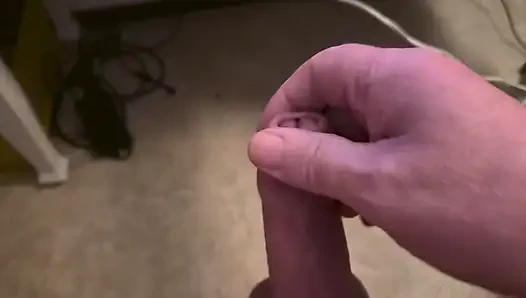 Arkadaşım sandalyeye oturuyor ve video izlerken yarağını sıvazlıyor