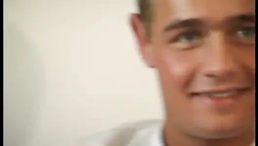 Милая брюнетка снимает одежду и показывает маленькие сиськи