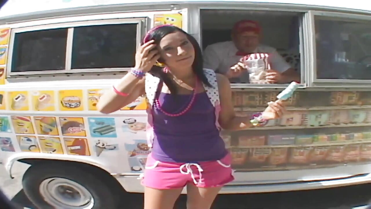 Genç kız tavlanıyor ve sikişiyor