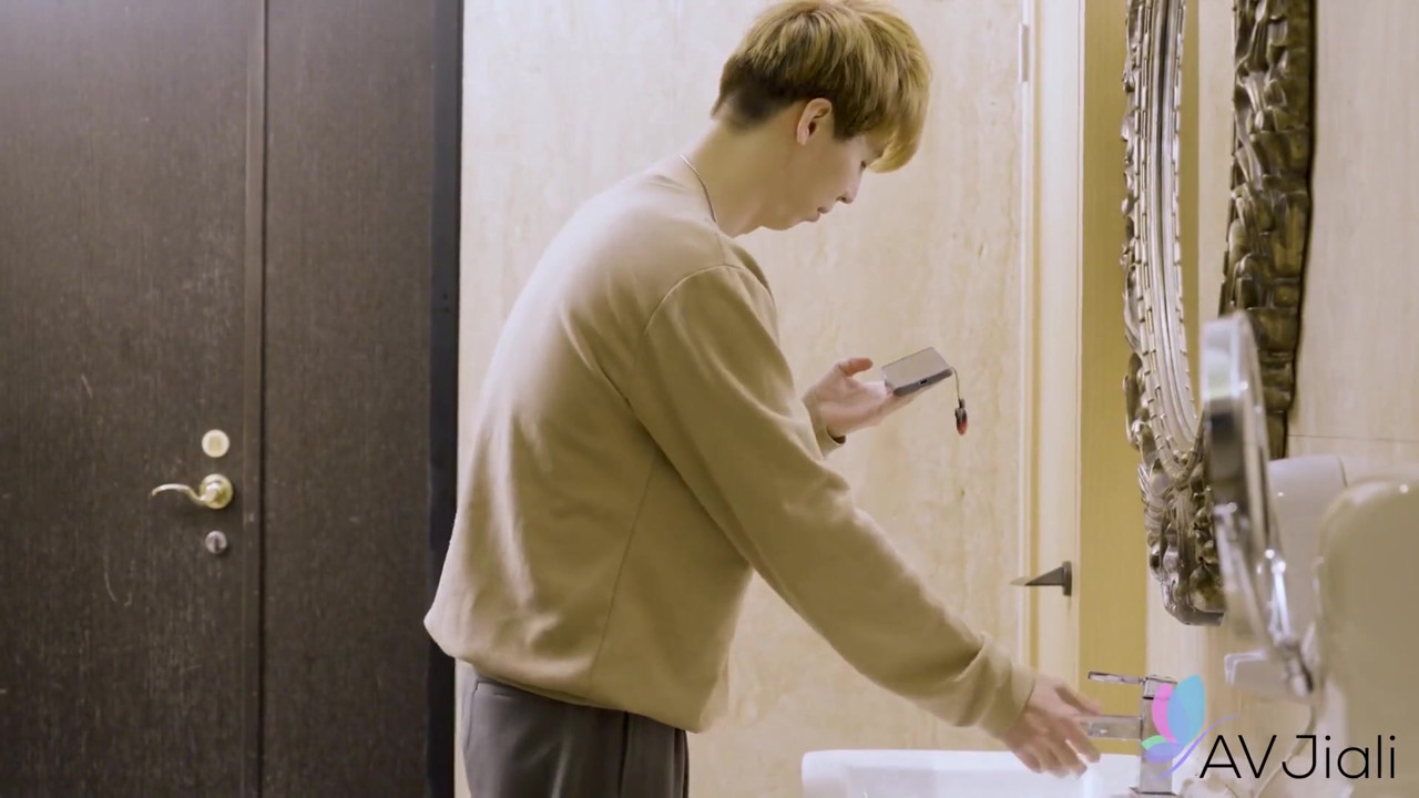 気絶させられた後、セクシーな天使が助けに呼ばれます