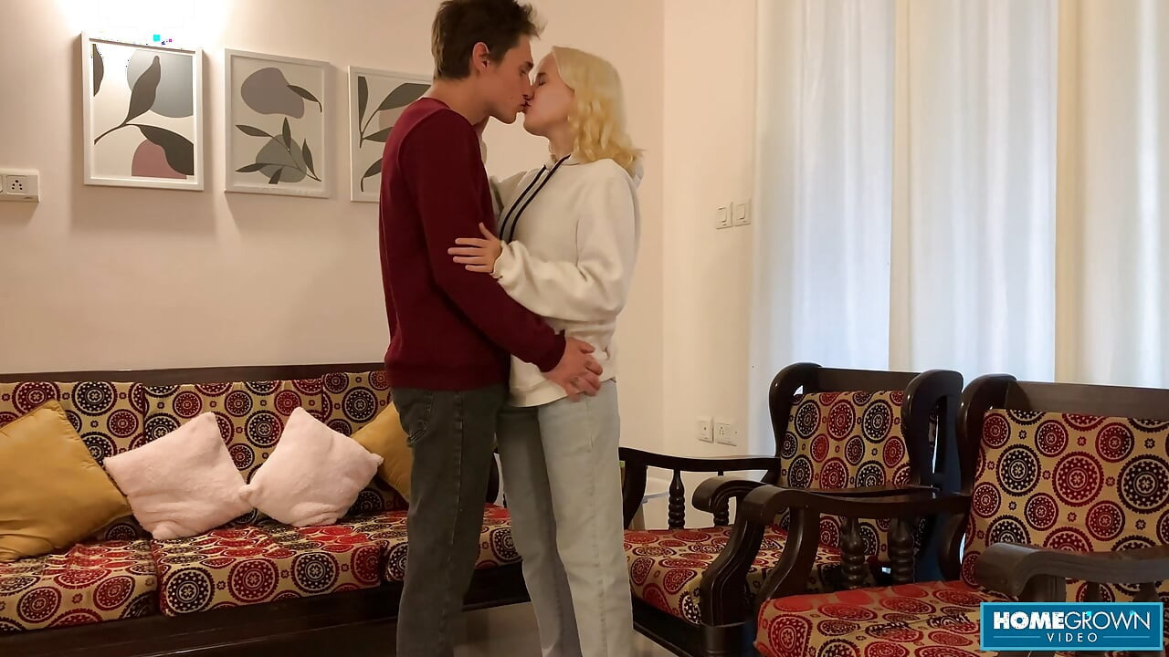 Plavokosa devojka duboko uzima svog ljubavnika sa pov pušenjem kurca i jebanjem