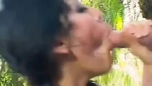 At kuyruklu latin esmer yarak emiyor ve açık havada sikişiyor