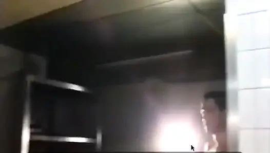 Bir aşçı mutfakta müşterileri tarafından kesiliyor.