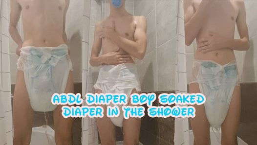 ABDL chico en pañales , tiene el pañal super mojado mientras toma una ducha