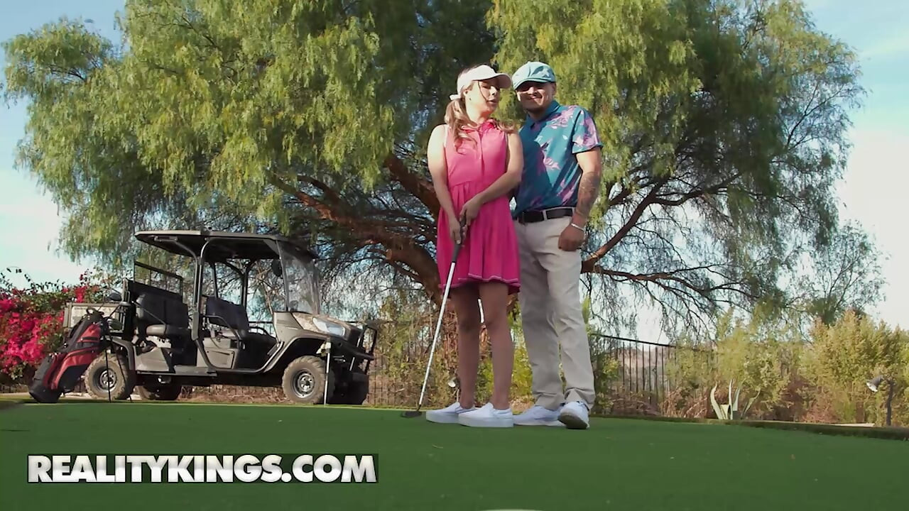 Reality Kings - 金发女郎Summer Vixen的高尔夫课程变得狂野，大鸡巴吮吸，推车性爱和多汁的面部