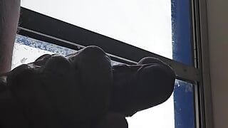 Winterarbeitsreise macht mich gehorsam, großes abspritzen am fenster