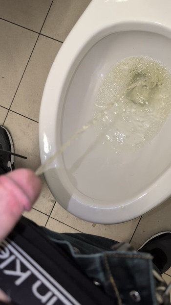 Pišanje u javnom WC-u u trgovini