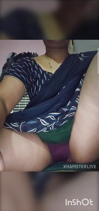 Desi bhabhi ne kursi pe beth ke apni chooth ke maje liye