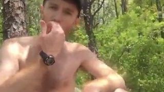 Redneck pelirroja masturbándose y corriéndose en madera
