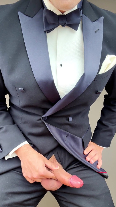 Возбуждена в смокинге