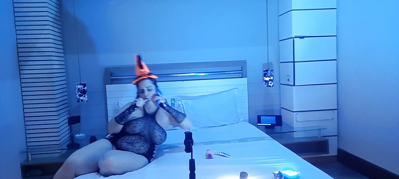 Vivi Guedez - Trick Or Treat! Με πολλή πρωκτική!