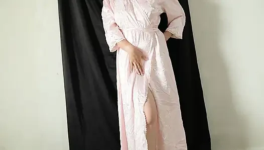 Mencoba gaun satin transparan terbaru dari porno Indonesia