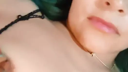 Evli kadın kendine dokunarak çıkıyor