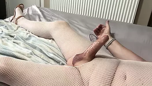 ZRELA TVROSE CROSSDRESSER U BELIM ČARAPAMA IGRA SE SA VELIKIM NAULJENIM DEVOJAČKOM KURČINOM