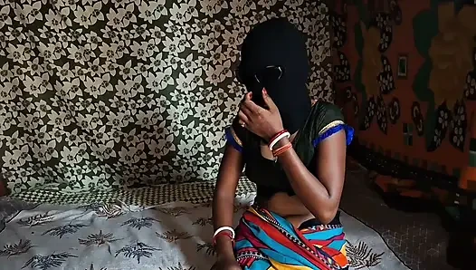 Kırmızı sari içinde alkışlanan teyze, aşkla dolu güzel ve romantik bir an yaratmaya yaklaşıyor anal seks