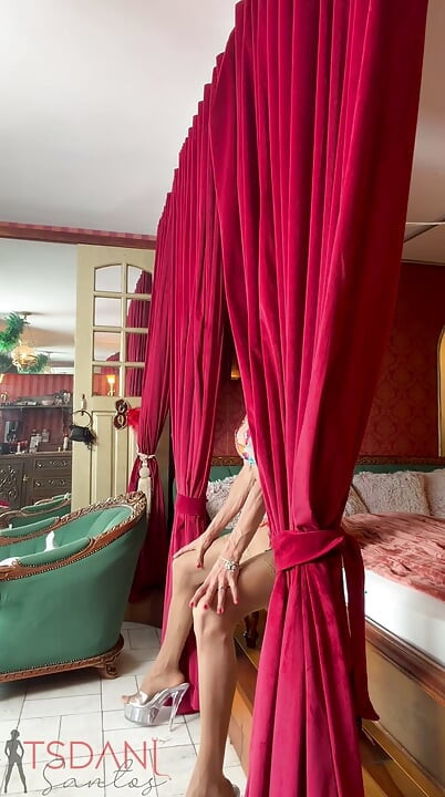Daniela Santos, transvestit porno Brasil yang seksi, sedang menggoda di kamera.