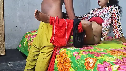 Cewek itu lagi fingering memeknya tapi nggak enak, topinya nggak sampai ke memeknya, dan dia minta tolong sama mantan suaminya.