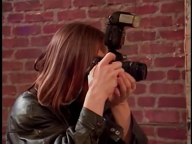 Gorąca blondynka dostaje dużego kutasa w ustach i ssie go głęboko