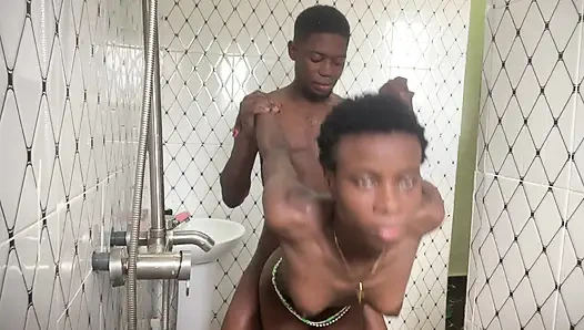 Alle wollen sich mit meiner süßen engen muschi abwechseln