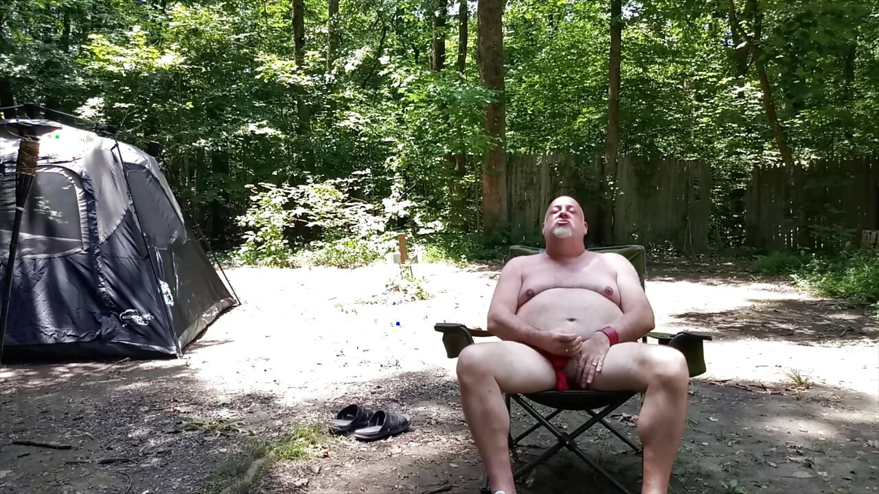 Oso atrapado en el bosque! Masturbándose con Pumas puestos y un extraño camina ...