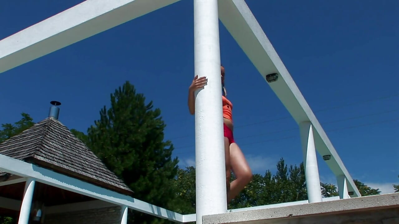 O fată tânără cu cozi este curva casei