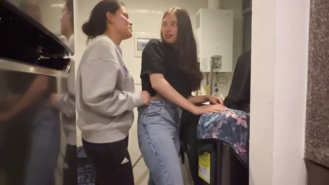 La deseo y no me importa follarme a mi mejor amiga mientras lava la ropa de su esposo