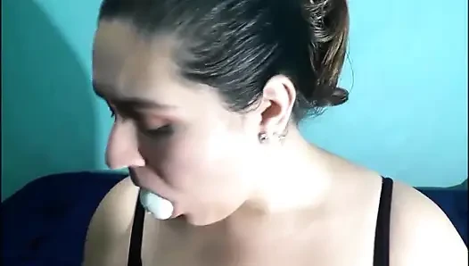 Latina-nachbarsmädchen: Zum ersten mal geknebelt (und sie mochte es!)