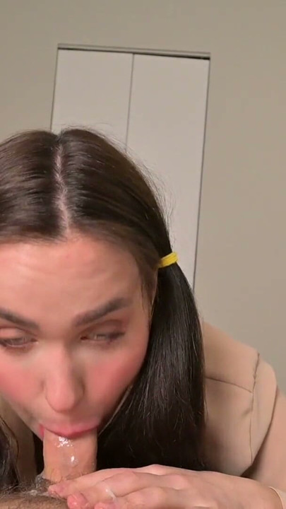 POV deepthroat fra sød pige, der elsker at sluge cumshot! Slaskende hardcore blowjob for en mundfuld lækker… | Klip 2