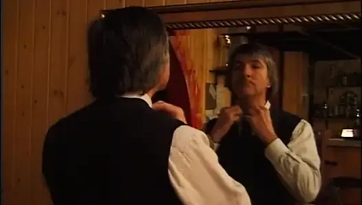 Wunderbare heiße MILF mit behaarter muschi gefickt und von retro-schwanz auf dicke titten abspritzen