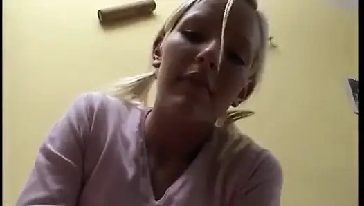 Naylon çorap giyen sarışın genç kız iki adam ona mastürbasyon yaparken amını tıraş ediyor