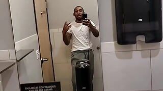 Miguel Brown no banheiro mostra vídeo de boxeadores 16