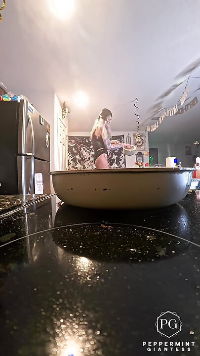 Giantess serve frango piccata em saltos de 8 polegadas &s lingerie preta