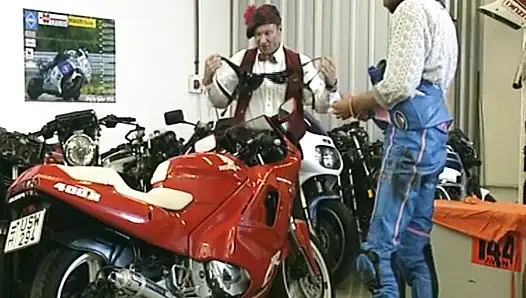 Motogp Alman kız salonda sikiliyor