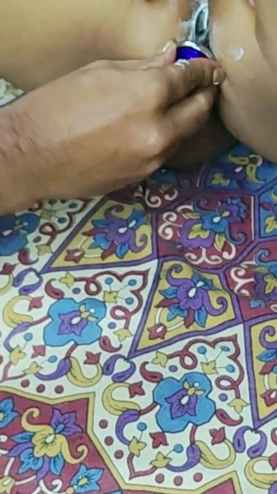 Nezaboravni trenutak iz "Analnog jebanja- prvi analni čep kompletnog jebanja indijske žene u porno snimcima"