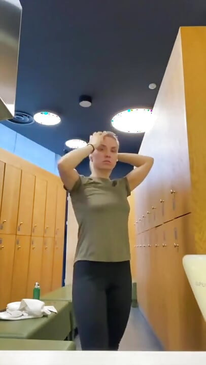 Aku akan mengantarmu ke ruang ganti gym bareng aku // tulis di kolom komentar kalau kamu suka