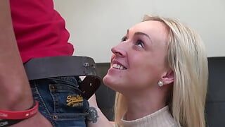 Amber Deen, Džošua Mejn i Oliver Sims u sofi fuck.mp4