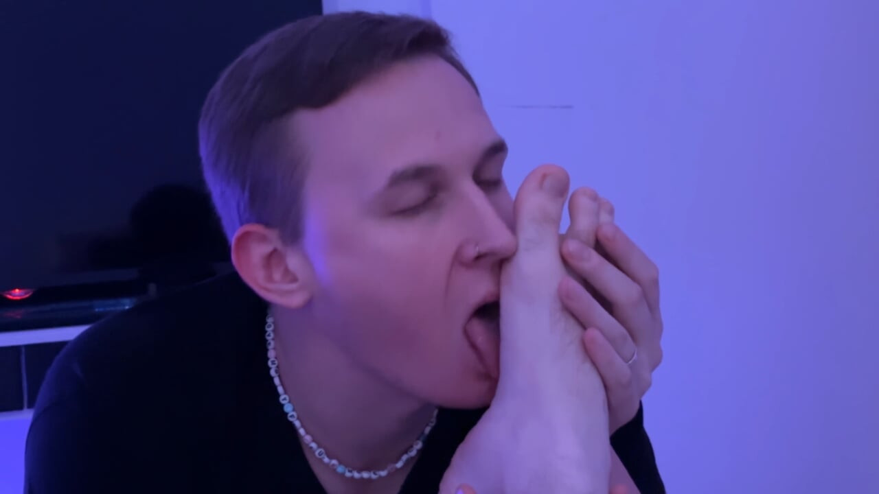 Blue-Eyes Straight Step-Brother Licking my Feet while I Jerk Off my Fat Cock