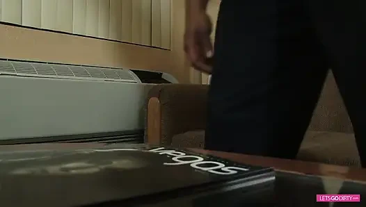 Крошка обожает секс со своим черным любовником