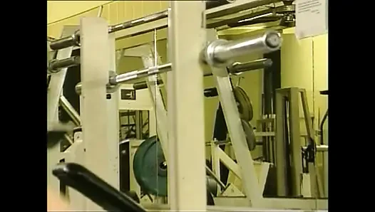 Двойное проникновение и камшоты в рот для красивой грудастой тинки в спортзале