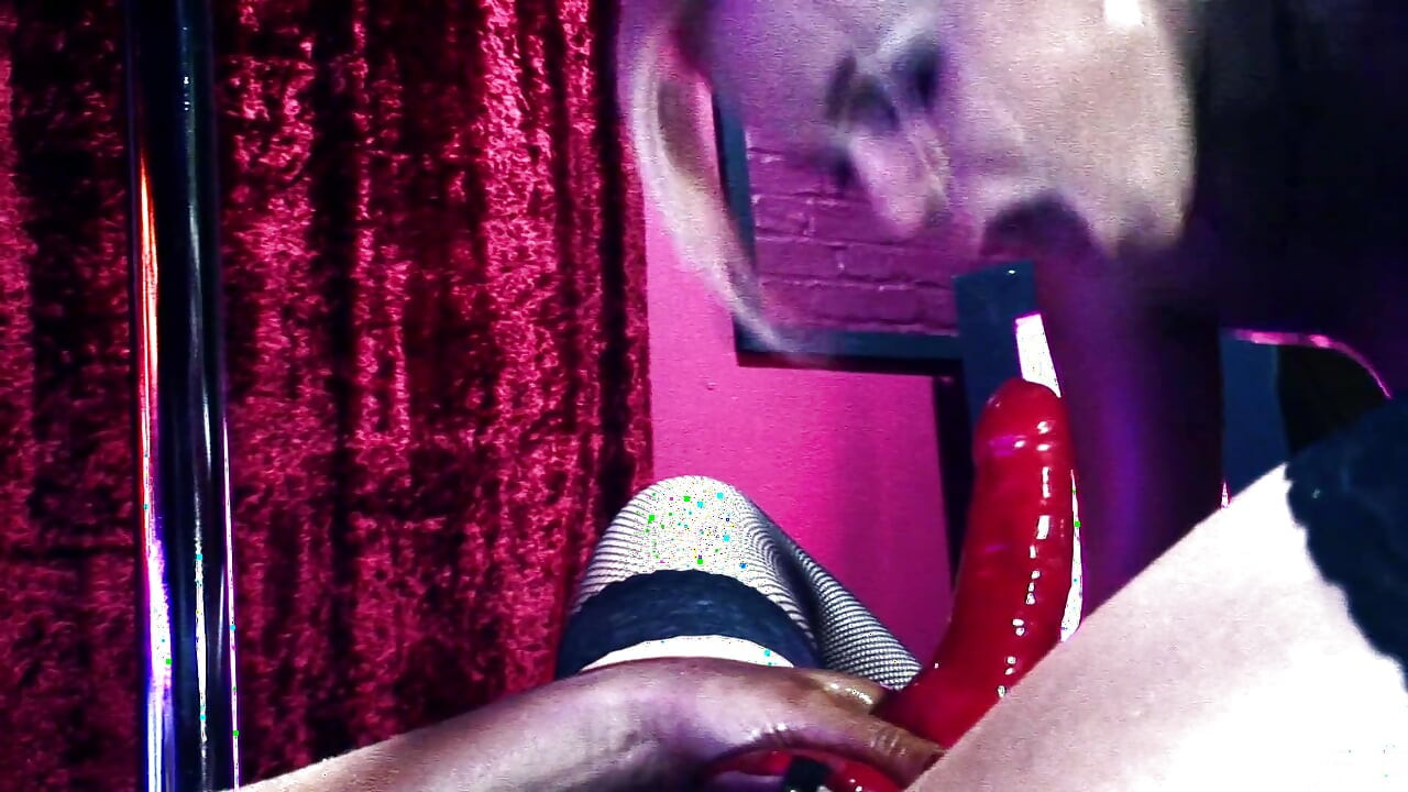 Geile sletten staan klaar om elkaar te plezieren in een stripkamer