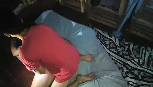 Missionarsstellung mit einem schüchternen mädchen bedeckt sich mit einem kissen