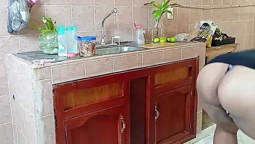 Tombul üvey anne mutfağı yıkıyor ve temiziyor