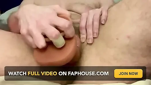 Cspot sessiz dildoyla inliyor ve sikiş diyor çünkü bu çok iyi hissettiriyor
