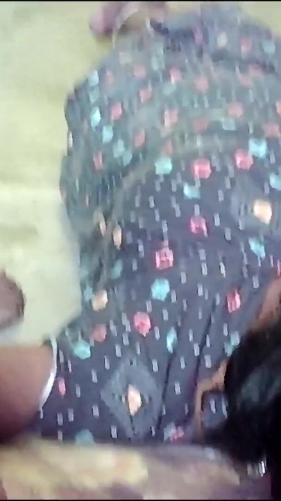 Zadivljujući trenutak iz "Indijske seoske kućanice i kućanskog banda, vruće seksi ljubljenje u guzu"