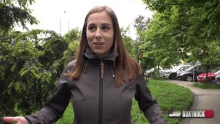 De natuurlijke brunette Antonia Sainz houdt van seks in het openbaar