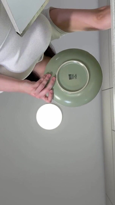 Store bryster stor røv alle naturlige smukke college pige i en gennemsigtig hvid kjole flasher hendes lange ben og trusser | Klip 1