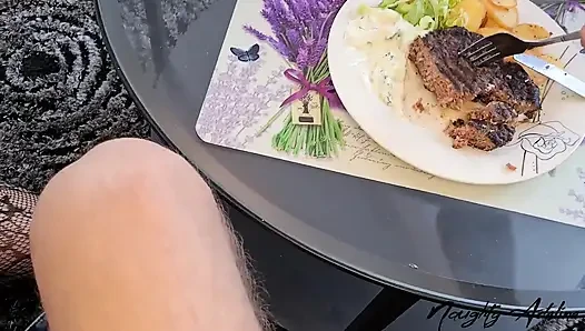 İtaatkar ağız yemek için yarak yutuyor - evcil kız