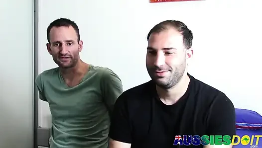 Lusty Aussie Mason derin darbelerle tai'nin tepesinde tam kontrolü alıyor