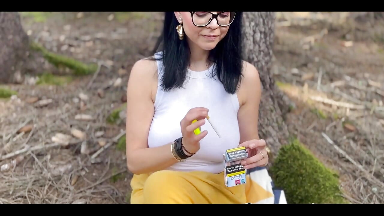 Fumând țigară și vibrator cu muie în pădure
